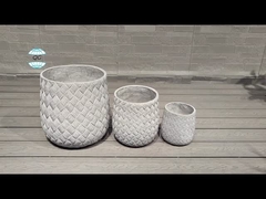 手彫り に 強化 さ れ た 土 の プランター 排水 穴 を 用い て,最適 な 灌水 と 植物 の 健康 を 確保 する