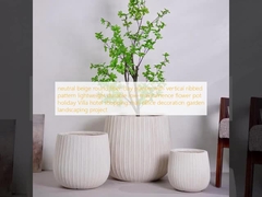 ニュートラルベージュの丸い繊維粘土プランター、垂直リブパターン、軽量で耐久性があり、メンテナンスが容易な植木鉢、ホリデーヴィラ、ホテル、ショッピングモール、オフィス装飾、庭の造園プロジェクト