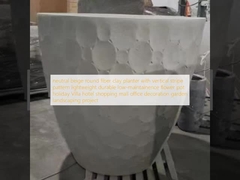 ニュートラルベージュの丸い繊維粘土プランター、垂直ストライプ模様、軽量で耐久性があり、メンテナンスが容易な植木鉢、ホリデーヴィラ、ホテル、ショッピングモール、オフィス装飾、庭の造園プロジェクト