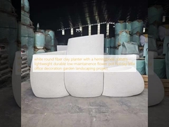 白い丸い繊維粘土のプランター ヘリングボーンパターン 軽量 耐久性 低保守性 花器 休日 ビラ オフィス 装飾 庭園 景観設計 プロジェクト