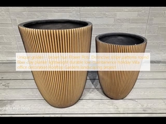 ユニークなゴールデンブラウンの色合いの植木鉢：特徴的なストライプ模様のファイバークレイプランター、軽量で耐久性があり、メンテナンスが容易な、別荘、オフィス、屋上庭園、造園プロジェクトの装飾に最適