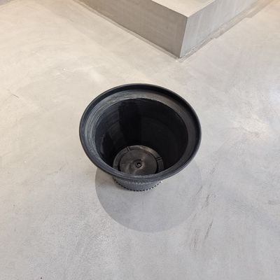 色とりどりの プラスチック 花器 排水 穴