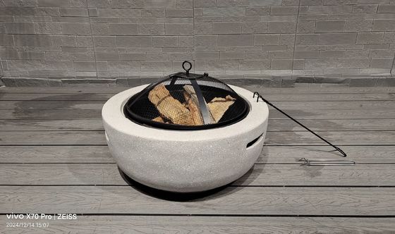 屋外 の 暖炉 の 美しさ と 機能 を 体験 する