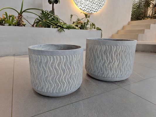 スタイリッシュ で 耐久 性 ある 強化 さ れ た 粘土 の 植樹 器 は,現代 の 庭 に ぴったり な 選択 です