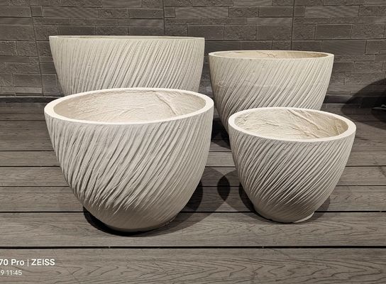 流れるストライプ効果の現代的な外観の白い丸いファイバークレイプランター