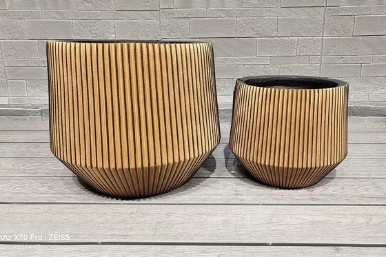 金色がかった茶色の色合い ストライプ模様の丸いファイバークレイプランター 丈夫なオフィス装飾プロジェクト